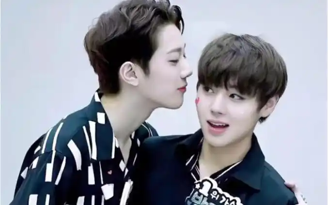 赖冠霖朴志训互动好甜啊,这一对有人磕吗!