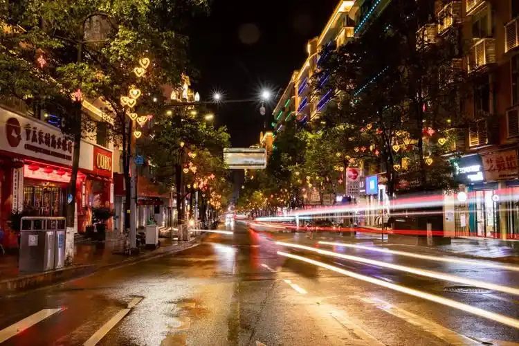 新春佳节,重庆城口城区张灯结彩,夜色下的小城流光溢彩,大街小巷处处