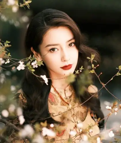 angelababy复古红唇妆容搭配旗袍式繁花长裙温柔低调的港风大小姐