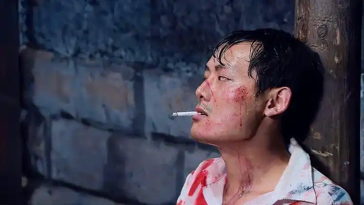 与狼共舞:罪犯在监狱里抽烟,陈少杰看到这幕,发现事情不对劲