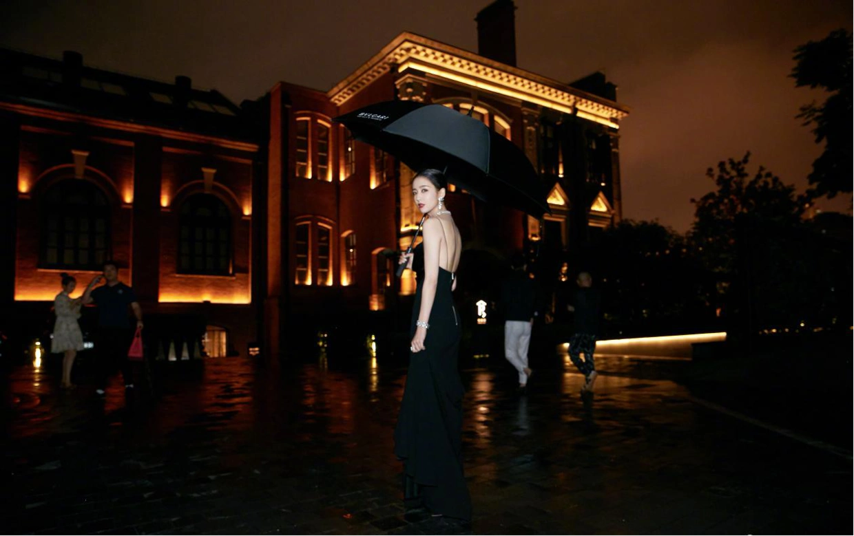 被佟丽娅颜值惊艳到了!身穿黑色吊带裙性感高级,优雅大气