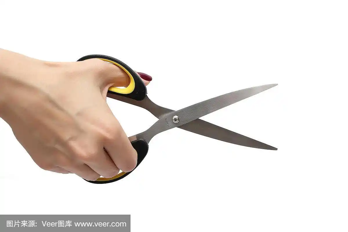 白色背景上的女性手握剪刀