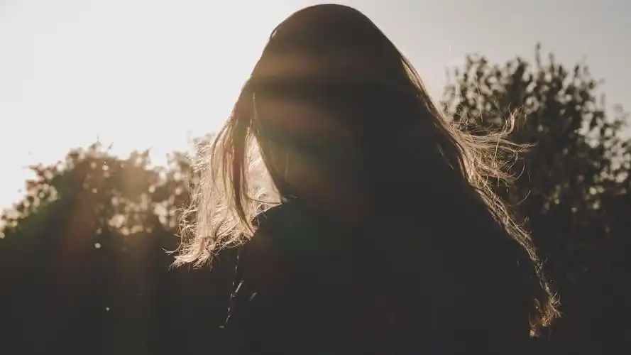 阳光下的女孩微笑图片750x1334分辨率查看