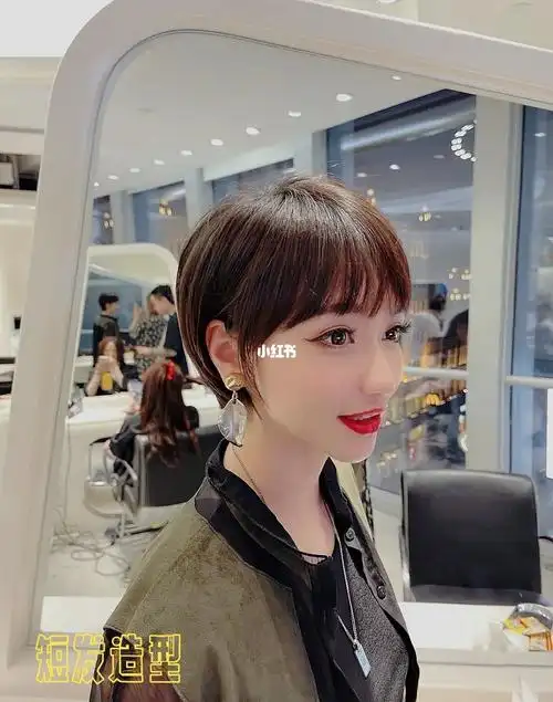 短发女生甜美风
