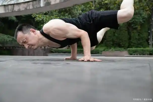 俯卧撑,这一简单的动作,对许多人来说或许是初中体育课的回忆,但它在