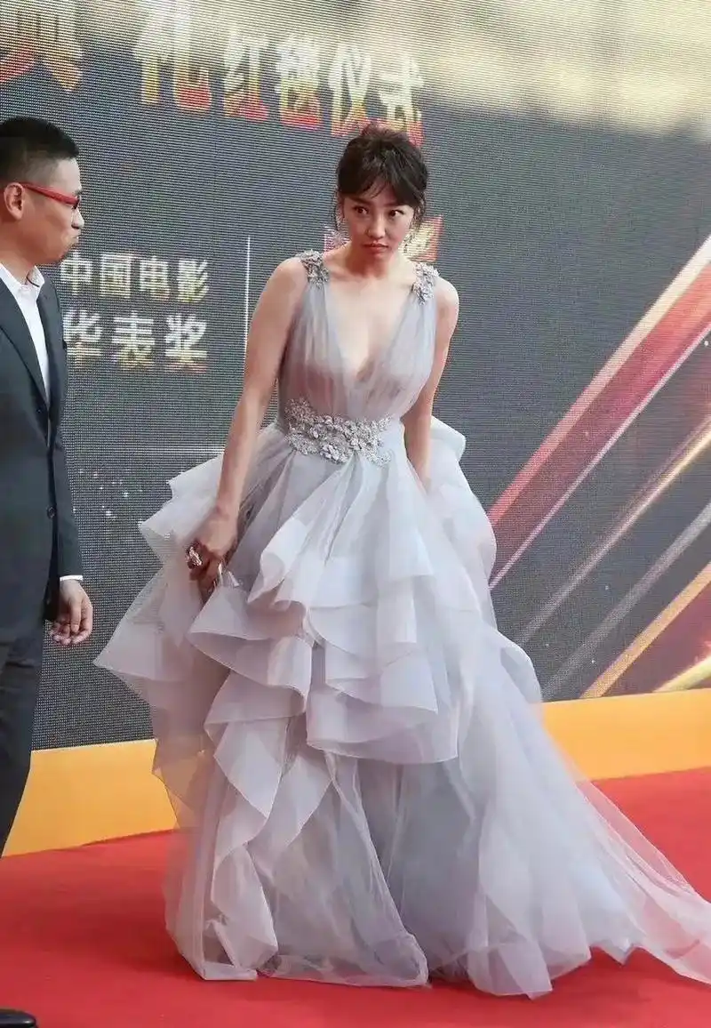走在华表奖红毯上的白百何真的很漂亮,穿着这身背心式深v轻纱时尚裙
