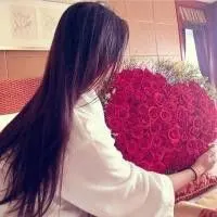 女生手捧玫瑰花头像