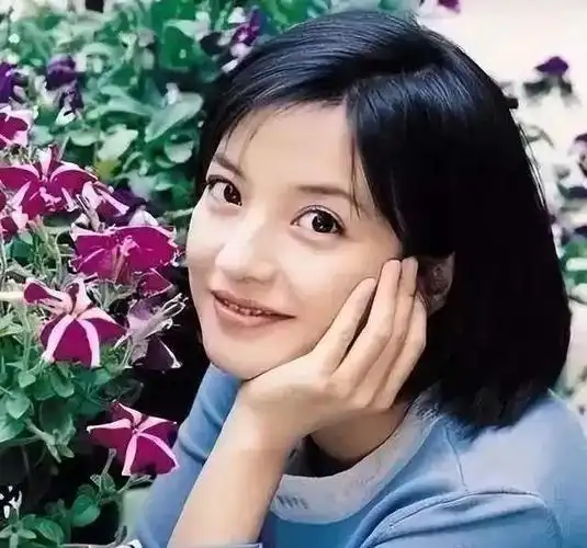 时隔2年后,赵薇在机场现身,面容苍老身材发福,粉丝追着要签名