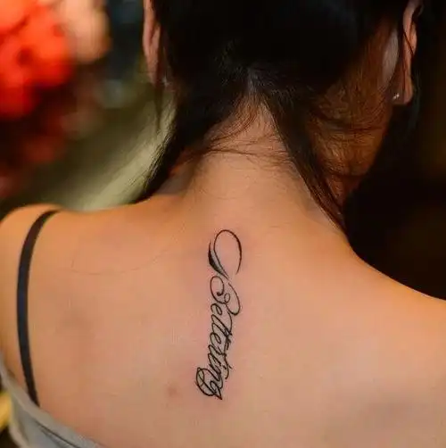 美女后背好看的英文字纹身图案