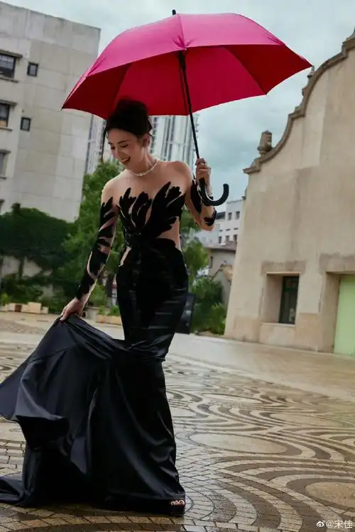 主竞赛单元评委@宋佳一身黑色礼服准备出发前往红毯,霸气又优雅