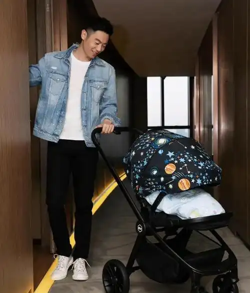 演员朱亚文:娶大1岁沈佳妮,当2个女儿的爸爸也幸福