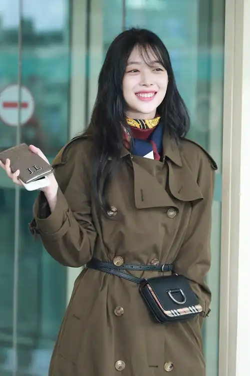 (图/小雨 文/白白)9月3日清晨,演员崔雪莉低调现身仁川国际机场,前往