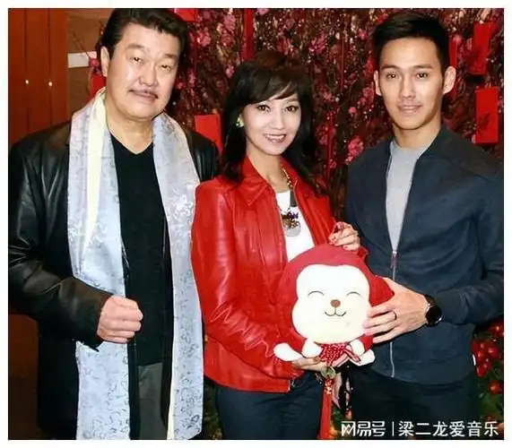 44岁,小儿子37岁,个个让|婚姻|绯闻|娱乐圈|郑少秋|黄锦燊_网易订阅