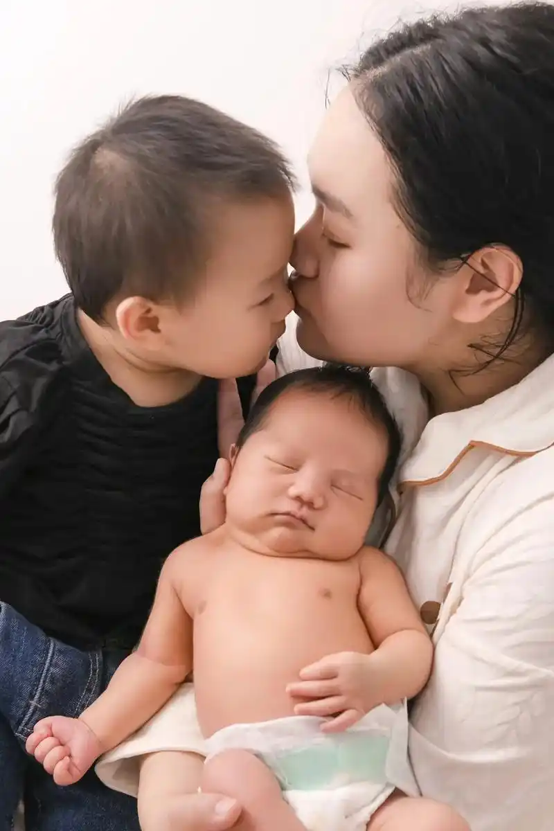 何其有幸一儿一女,拼了两次命凑成一个好字,从此有了棉袄也有了 - 抖