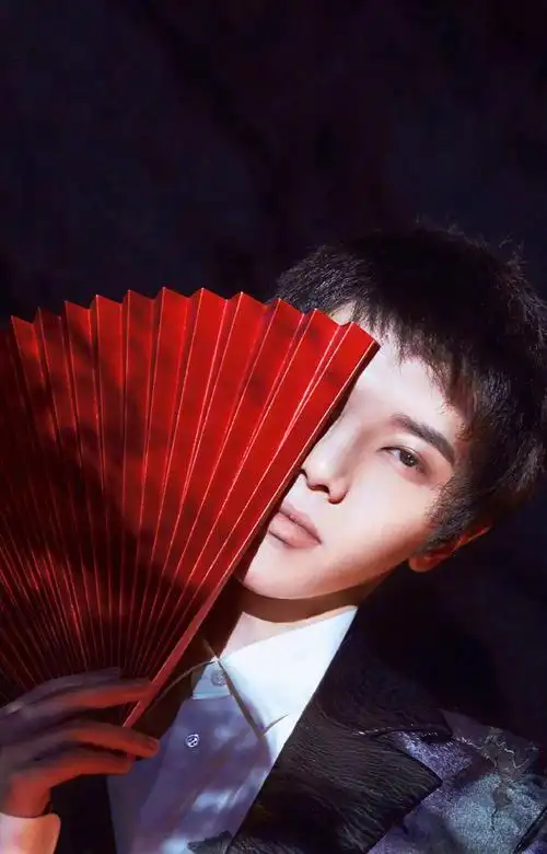 华晨宇品牌新海报,红扇半遮面,祥云眼妆惊艳,国风新潮