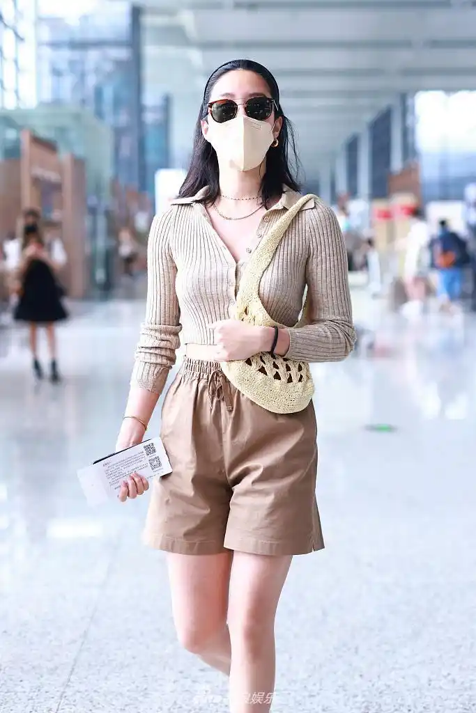 组图:杨采钰奶茶色look穿搭满满高级感 戴发带复古洋气美腿抢镜