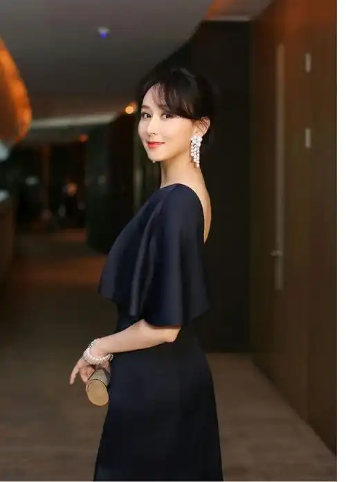 胡静难得高调一回穿开高衩露背连衣裙亮相气质惊艳又优雅