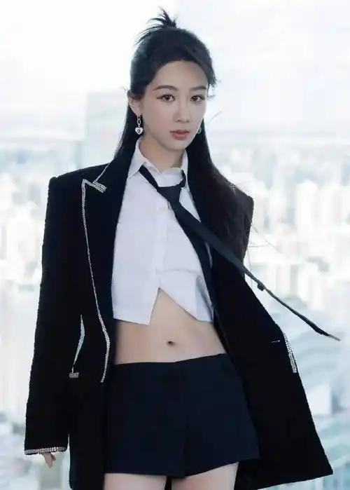 25新鲜事:杨紫,王一博,任嘉伦,成毅,王鹤棣,白敬亭_西装_造型_杨幂