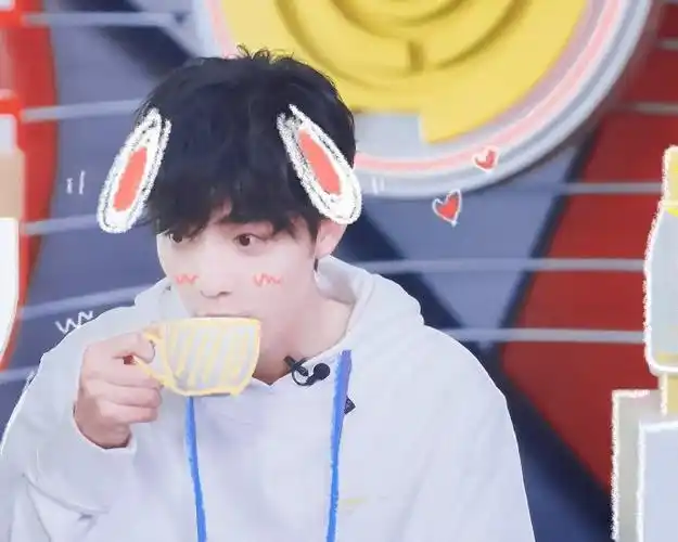 肖战喝水花絮##综艺资讯