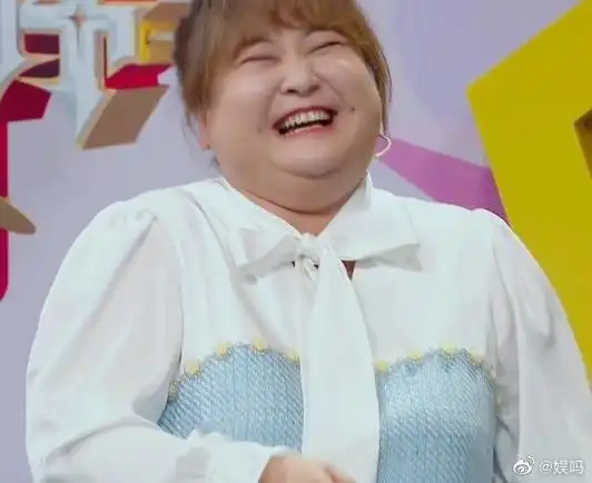 那会儿还是"相声演员"贾玲,笑起来好甜,还是那个可可爱爱的贾玲姐