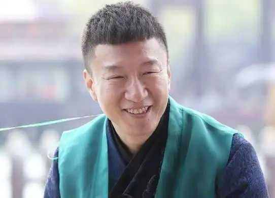 很多人都不相信看起来如此霸道的孙红雷,刚出道的时候居然是跳霹雳舞