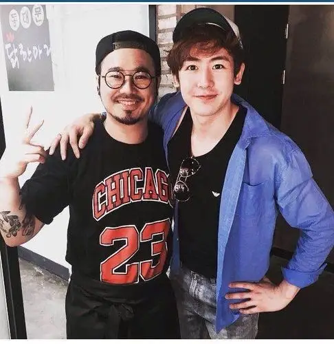 [2pm][新闻]150627 nichkhun与纹身店老板合照签名照2p