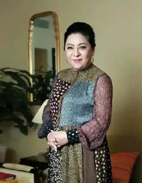 娱乐圈 " 大佬 " 级别的人物——向太陈岚最近深陷 " 乌龙事件 ".