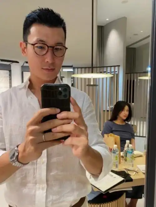 宠女狂魔朱珠老公王昀佳半跪拍女儿一家三口草坪上玩耍超幸福