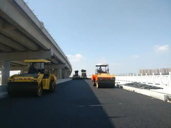 摊铺沥青照片.jpg