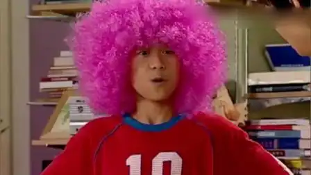 家有儿女:刘星戴假发为美发店老板做代言,刘梅说他是火烈鸟!