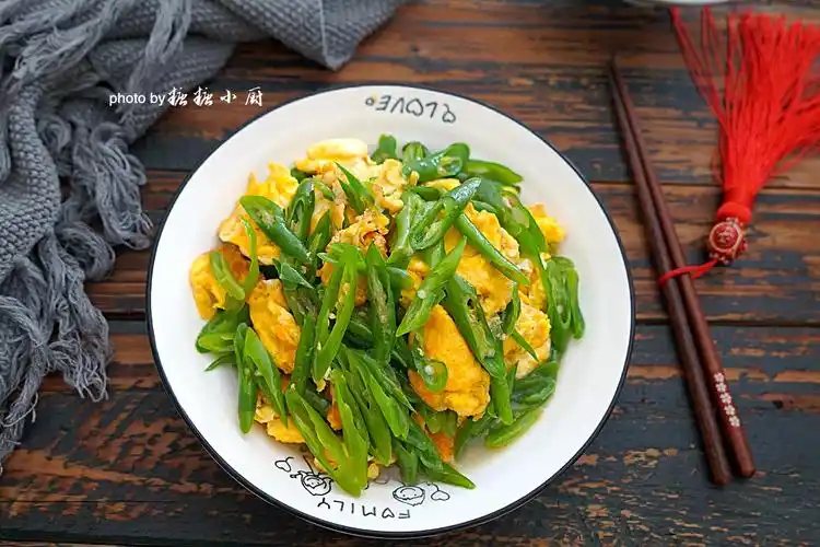 原创尖椒和鸡蛋真是天生一对这样炒一盘成本不到5块钱却贼下饭