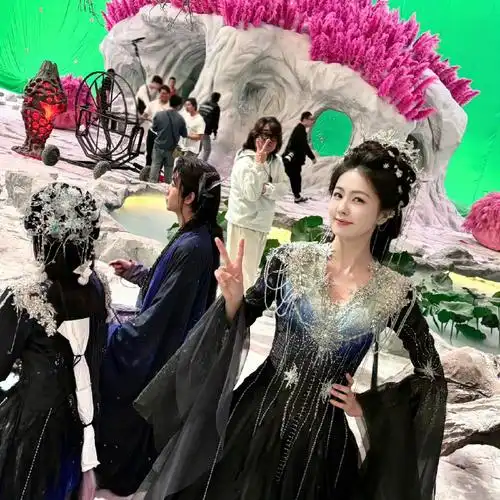 白鹿和替身同框照##白鹿晒彩虹裙尾