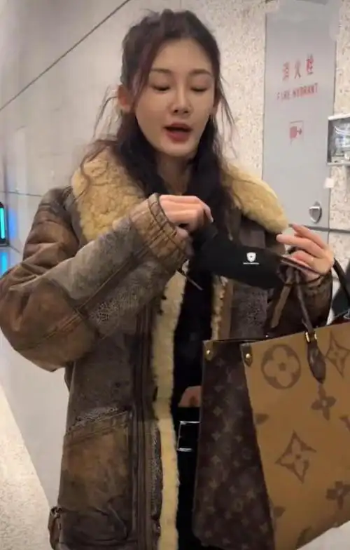 郑恺老婆苗苗机场被偶遇路人生图状态抗打光腿造型真抗冻