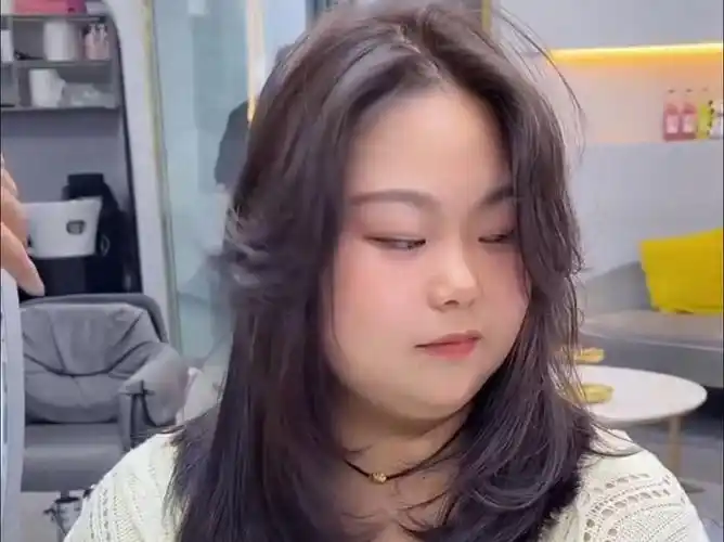 圆脸女生微胖型女生如何用发型颜值逆 袭!秒变小脸!