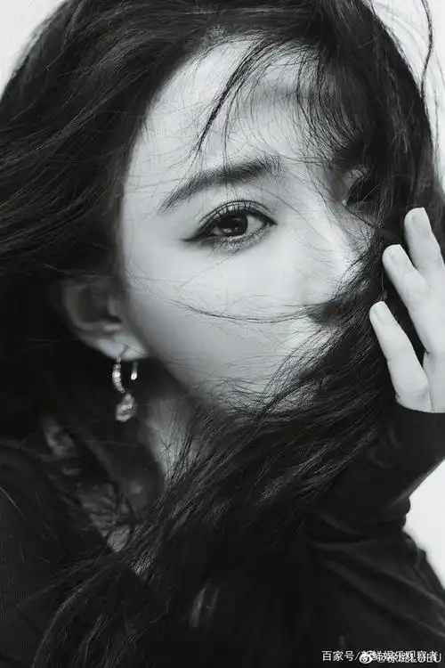 徐璐黑白酷飒大片曝光酷飒又撩 细腰长腿超养眼