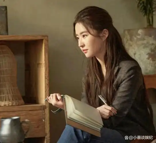 网友曝光了一组刘亦菲在医院带着孩子看病的路透照,而她正忙于如火如