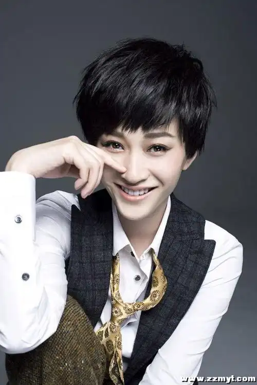 李小冉中性短发 着帅气马甲可爱卖萌