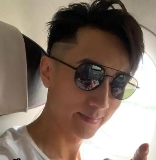 39岁吴尊晒新发型自拍不怕渣男锡纸烫就怕吴尊头上2道杠