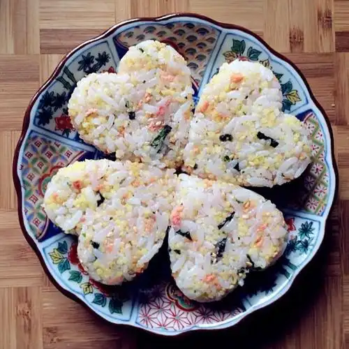 味淋拌饭 过程中尝味道 再调味用模具压出形状 并摆盘上传你做的饭团