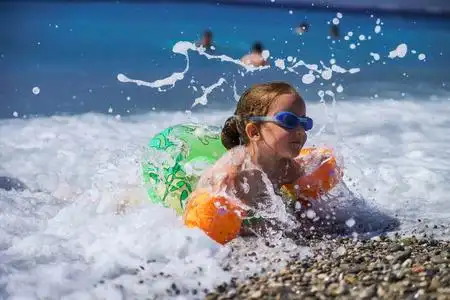 在海中游泳图片