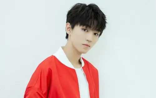 王俊凯红色运动服帅气图片壁纸