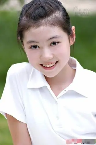 张妍生于1994年,2000年就出演过电影,2002年她被选中在《暖春》里饰演