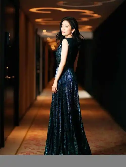 杨幂亮相巴黎时装周,身穿黑色长直筒裙,尽显优雅_时尚_的设计_魅力