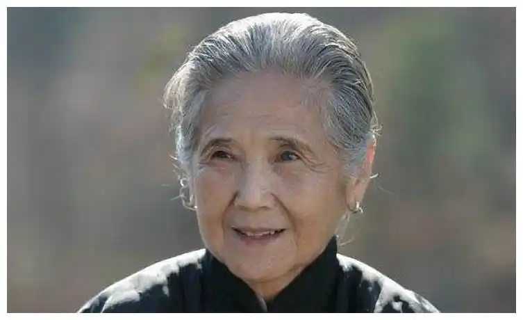 鲁园曾经搭档过张嘉译和关晓彤,77岁才出名,一位奶奶级艺人去世