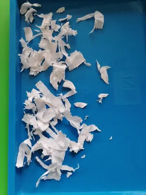 把卫生纸撕碎了,变成纸屑