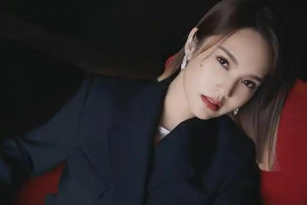杨丞琳个矮却会穿,西服套装故意露一截腰,利落干练还显高