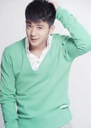 2007年参演电视剧《康熙微服私访记5》和《笑着活下去》进入娱乐圈