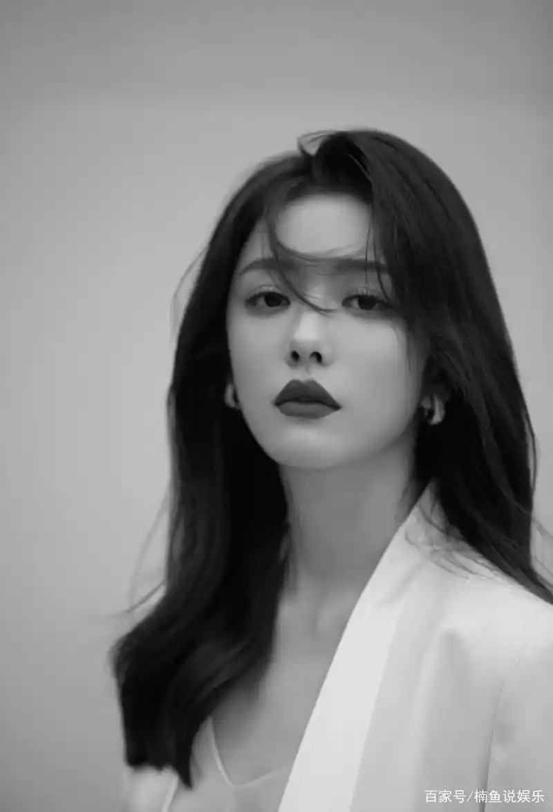 31岁蔡文静好有气场!穿纯白西装又a又飒,霸气女总裁来袭