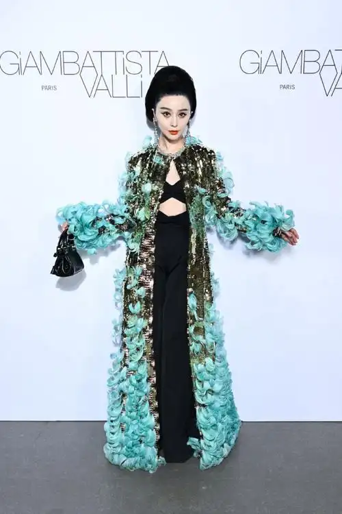 卧槽!#范冰冰##巴黎时装周#看秀第二套造型极清美图大赏!