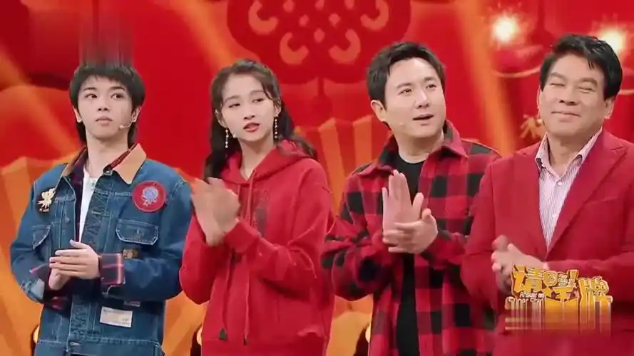 沈腾太会耍赖,抢走关晓彤帽子,被淋成落汤鸡!